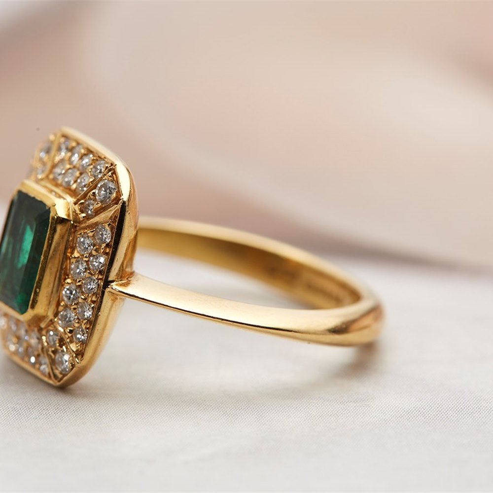 18k Yellow Gold - total weight 5.07 grams 18k Yellow Gold 0.80ct Emerald & 0.80ct Diamond Ring