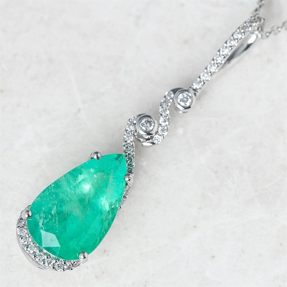 18k White Gold - total weight 5.53 grams 18k White Gold 4.04ct Colombian Emerald & 0.34ct Diamond Twist Necklace