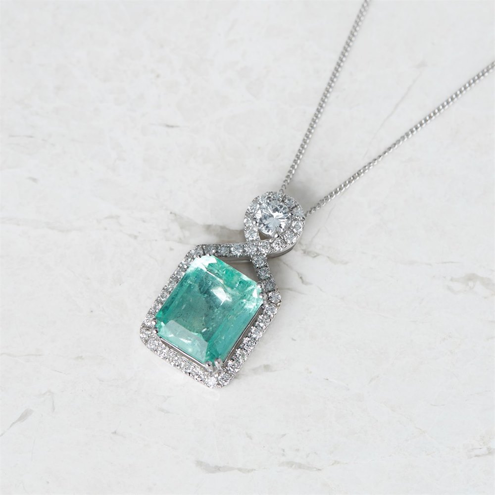 18k White Gold - total weight 8.25 grams 18k White Gold 5.00ct Colombian Emerald & 0.66ct Diamond Necklace