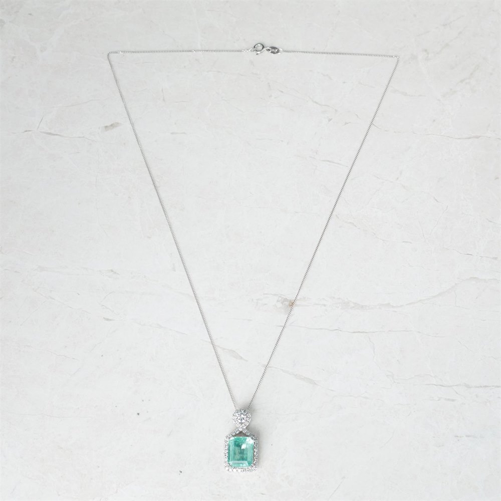 18k White Gold - total weight 8.25 grams 18k White Gold 5.00ct Colombian Emerald & 0.66ct Diamond Necklace