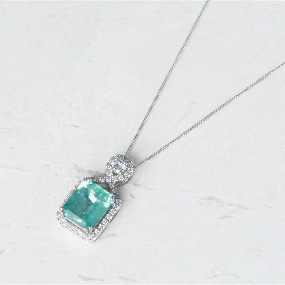 18k White Gold - total weight 8.25 grams 18k White Gold 5.00ct Colombian Emerald & 0.66ct Diamond Necklace