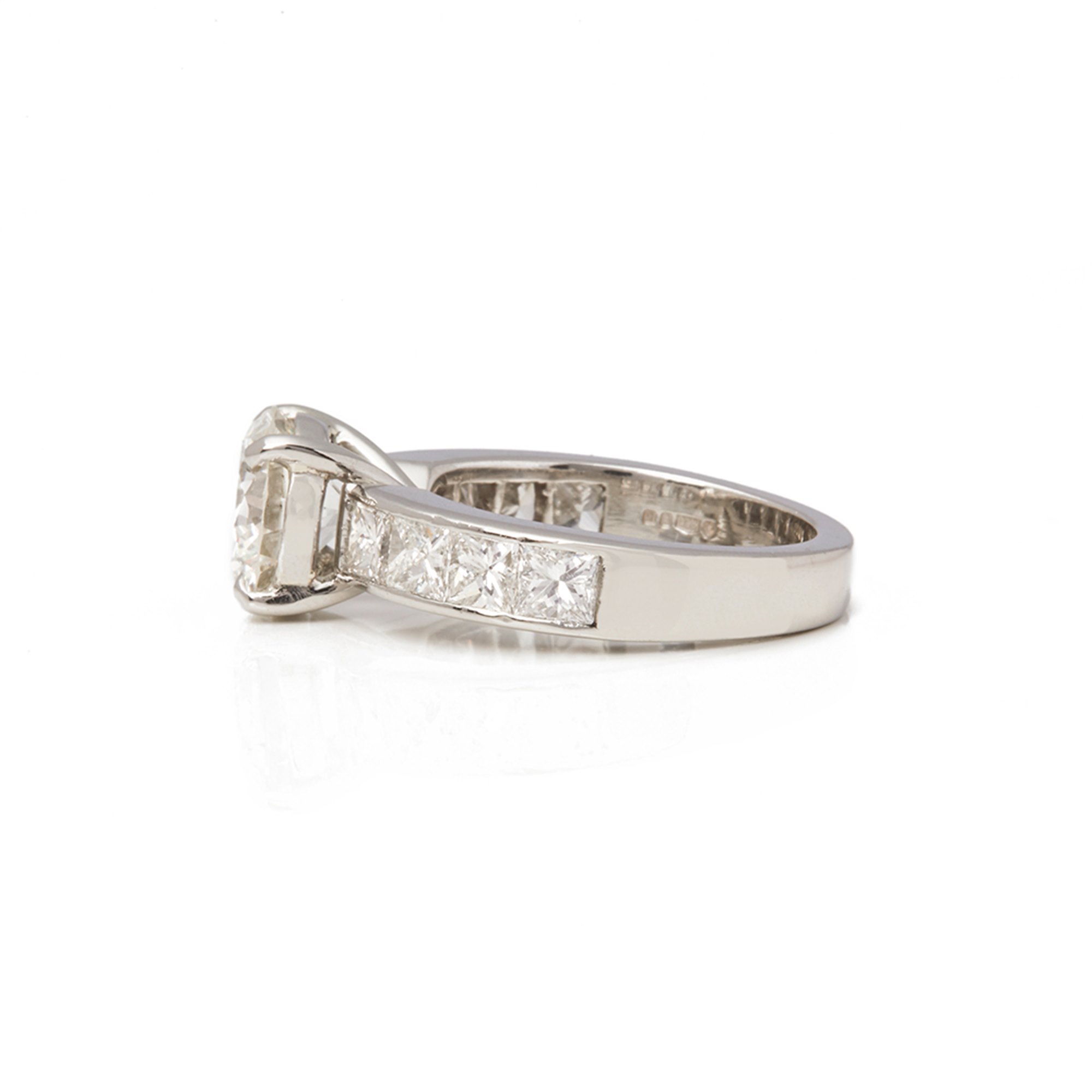 Diamanten Platinum Round Brilliant Cut Diamond Engagement Ring