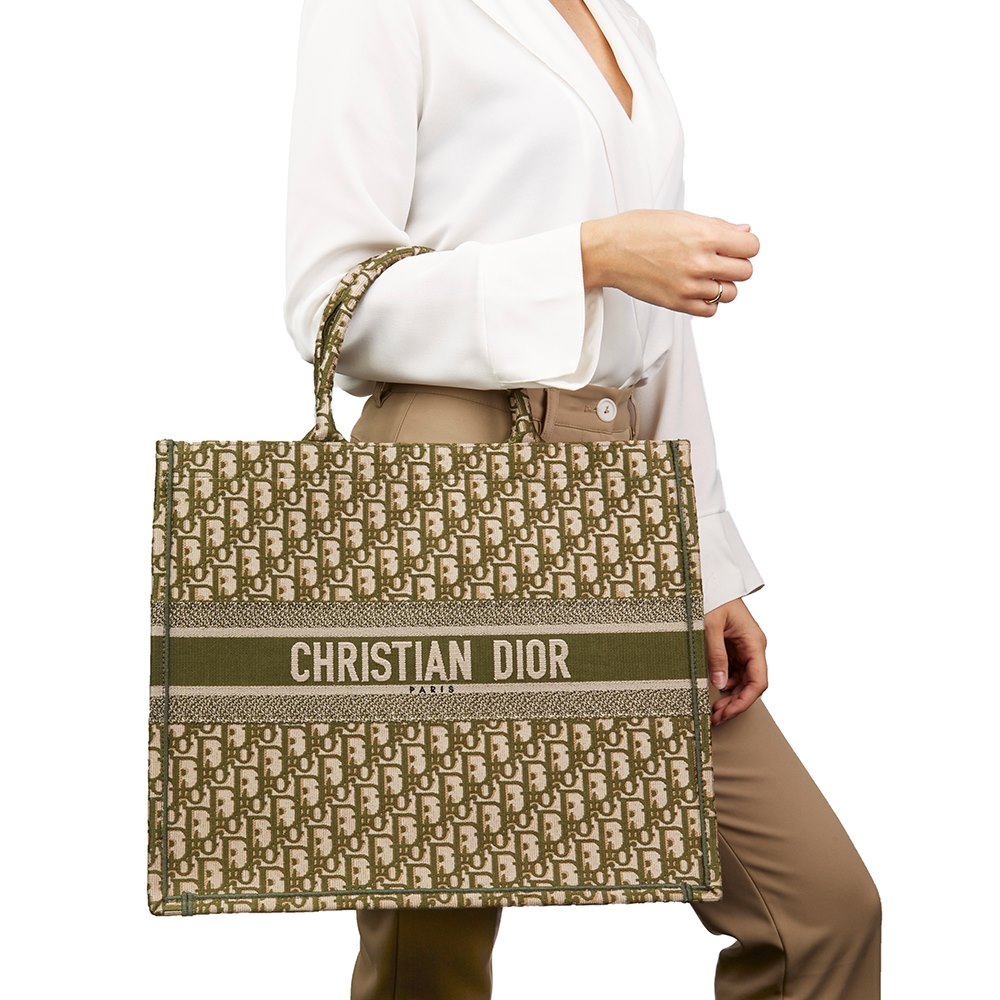 Christian Dior Book Tote 2018 HB2119 | Second Hand Handbags | Xupes