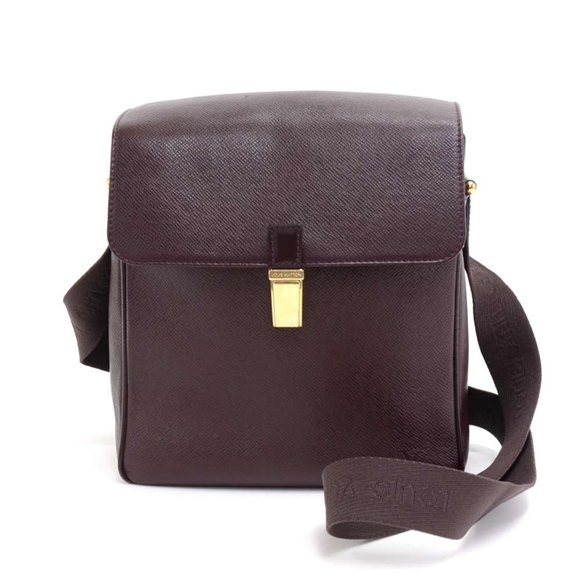 Louis Vuitton Burgundy Taiga Leather Yaranga